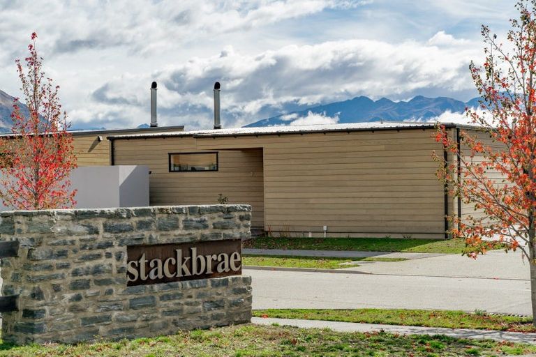 Photo of property in 2b Stackbrae Avenue, Wanaka, 9305