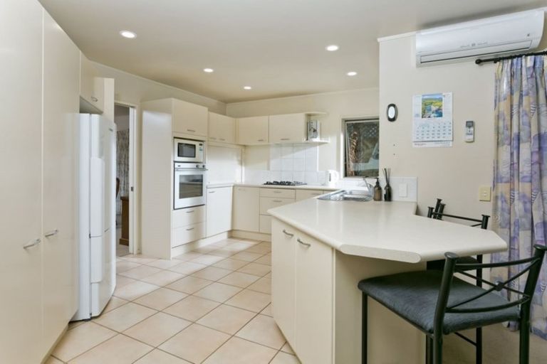 Photo of property in 8 Falstone Lane, Browns Bay, Auckland, 0630