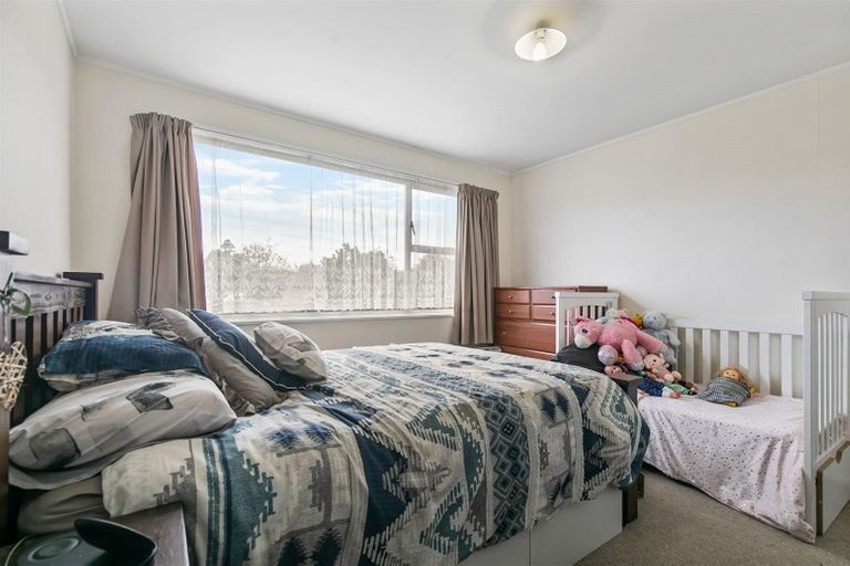 Photo of property in 38 Thornlow Street, Glendene, Auckland, 0602