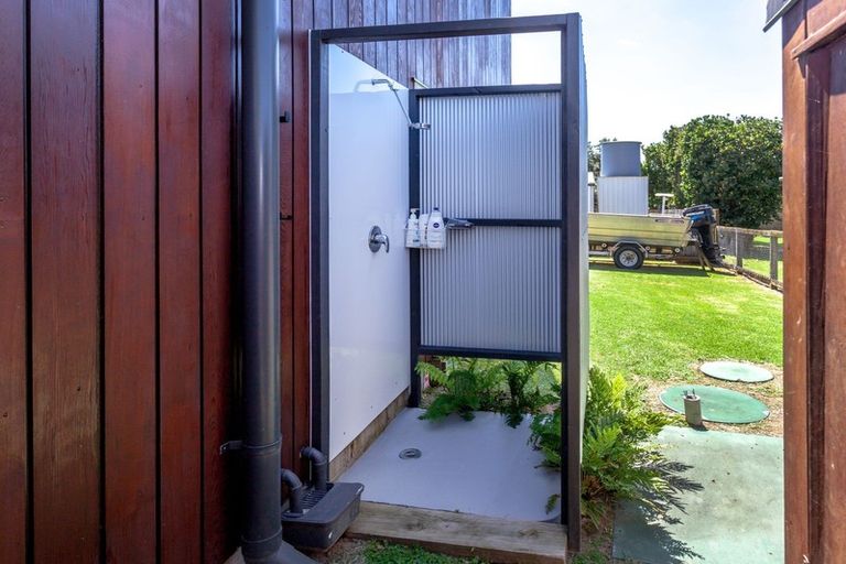Photo of property in 17 Hahei Beach Road, Hahei, Whitianga, 3591