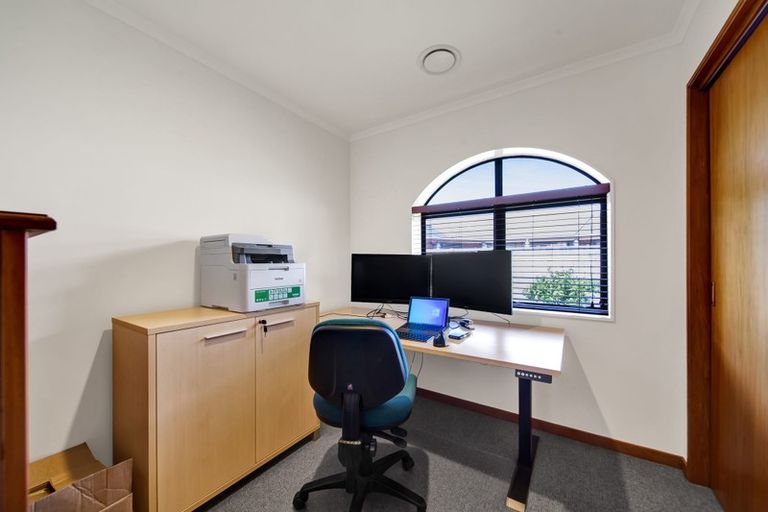 Photo of property in 10 Kinross Drive, Merrilands, New Plymouth, 4312