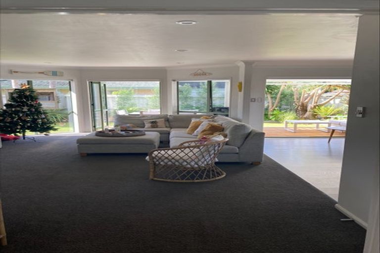 Photo of property in 43 Walton Street, Red Beach, 0932