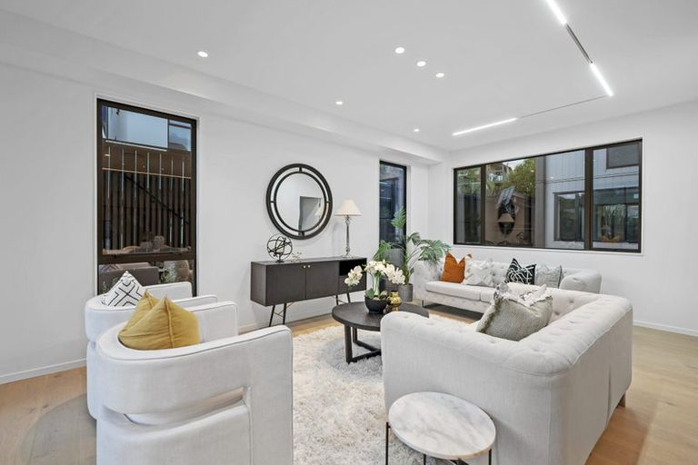 Photo of property in 2/1 Montana Avenue, Murrays Bay, Auckland, 0630