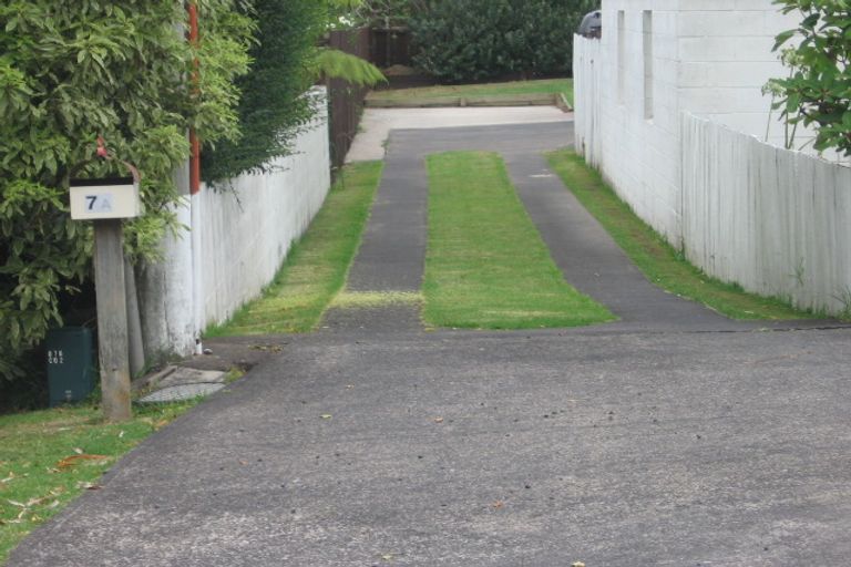 Photo of property in 2/7 Windy Ridge Road, Glenfield, Auckland, 0629