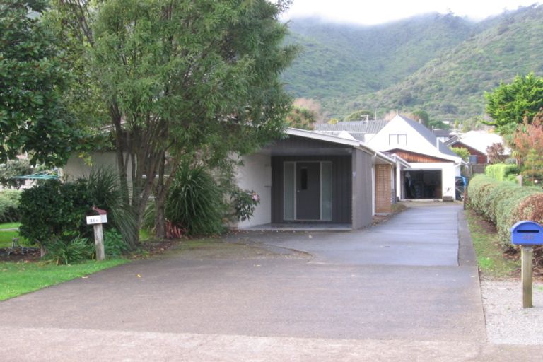 Photo of property in 35a Pehi Kupa Street, Waikanae, 5036