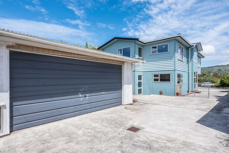 Photo of property in 6 Brydon Way, Paparangi, Wellington, 6037