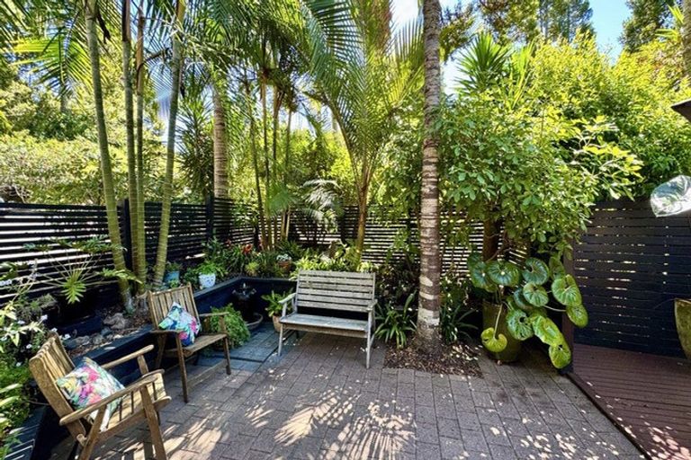 Photo of property in 11 Fitzpatrick Place, Chatswood, Auckland, 0626