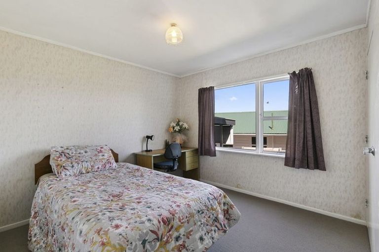 Photo of property in 23 Griffiths Grove, Newlands, Wellington, 6037