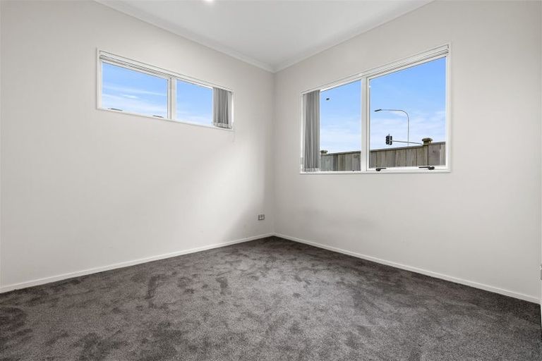 Photo of property in 2 Castlepoint Avenue, Takanini, 2110