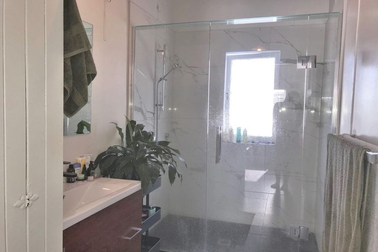 Photo of property in 12 William Bond Street, Stanley Point, Auckland, 0624