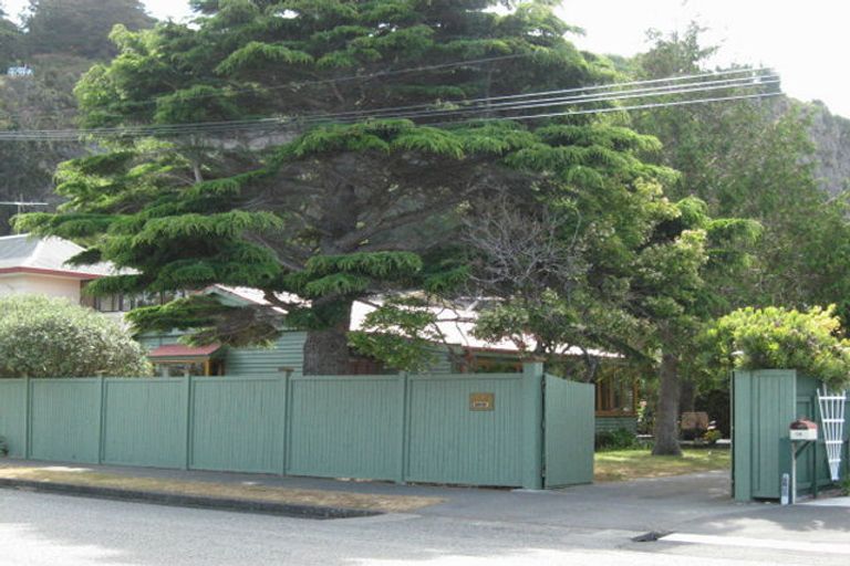 Photo of property in 18 Taupata Street, Redcliffs, Christchurch, 8081