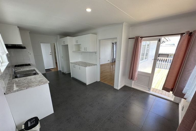 Photo of property in 2/8 Valdale Road, Henderson, Auckland, 0610