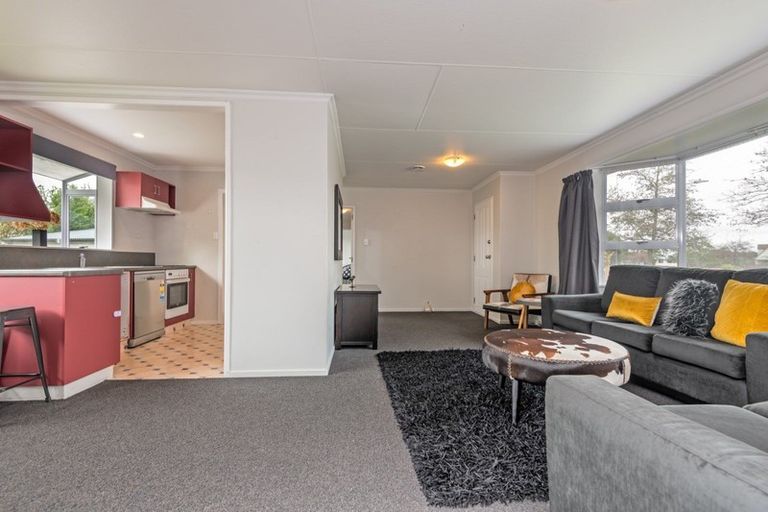 Photo of property in 32 Cumberland Place, Kelvin Grove, Palmerston North, 4414