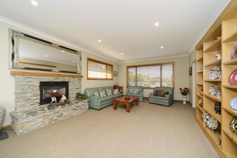 Photo of property in 27 The Strand, Fitzherbert, Palmerston North, 4410