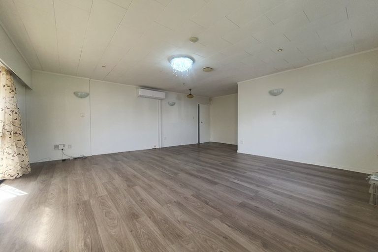 Photo of property in 297a Don Buck Road, Massey, Auckland, 0614