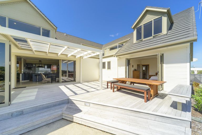 Photo of property in 27 The Strand, Fitzherbert, Palmerston North, 4410