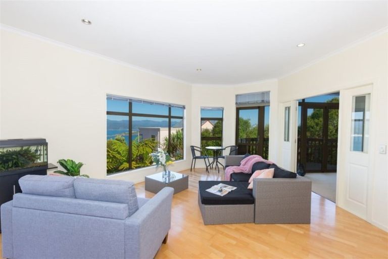 Photo of property in 42 Dress Circle, Newlands, Wellington, 6037