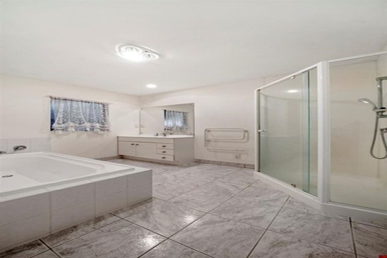 Photo of property in 1/27 Tumbridge Place, Somerville, Auckland, 2014