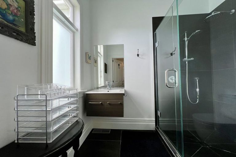 Photo of property in 8 William Bond Street, Stanley Point, Auckland, 0624