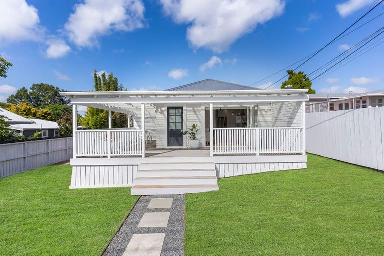 Photo of property in 1/8 West Lynn Road, Titirangi, Auckland, 0604