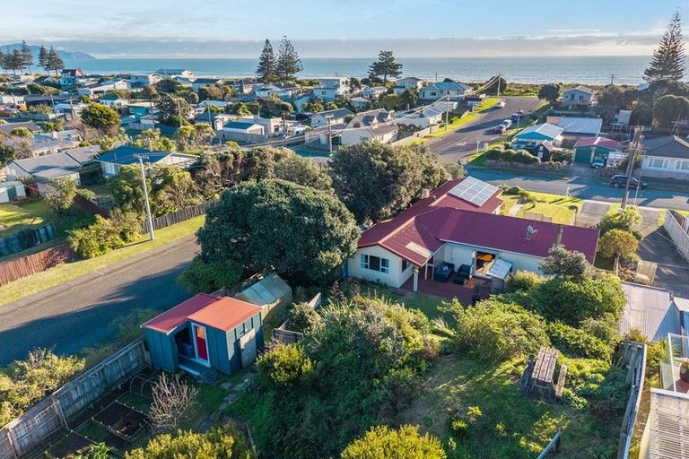 Photo of property in 50 Moana Street, Otaki Beach, Otaki, 5512