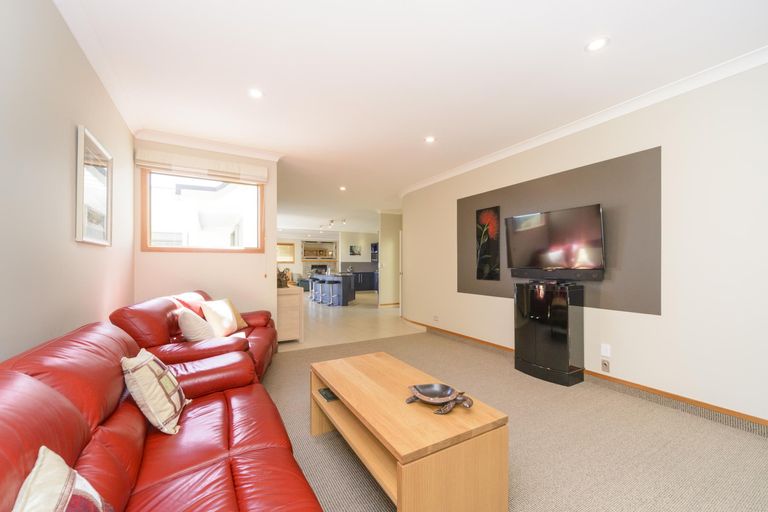 Photo of property in 27 The Strand, Fitzherbert, Palmerston North, 4410