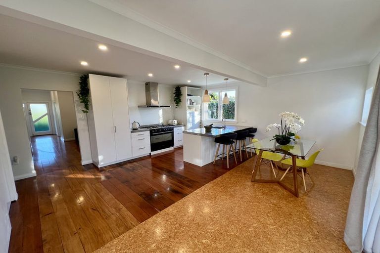 Photo of property in 2 Brassey Street, Waverley, 4510