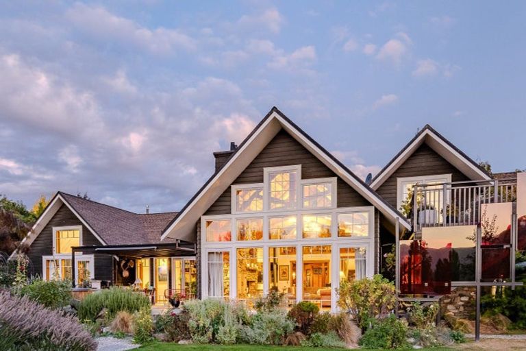 Photo of property in 270 Beacon Point Road, Wanaka, 9305