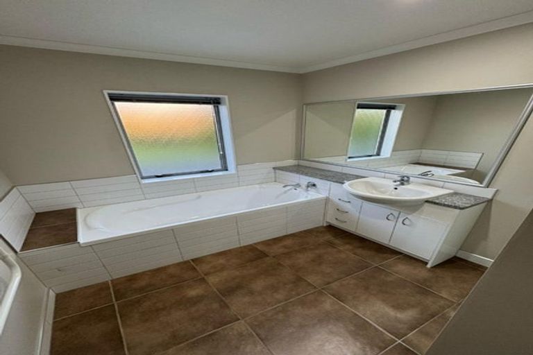 Photo of property in 20 Mission Heights Drive, Flat Bush, Auckland, 2016