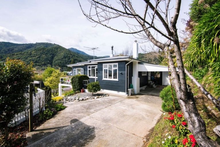 Photo of property in 22 Buller Street, Picton, 7220