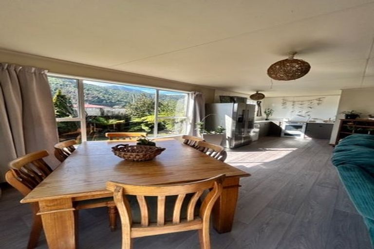 Photo of property in 51 Kent Street, Picton, 7220