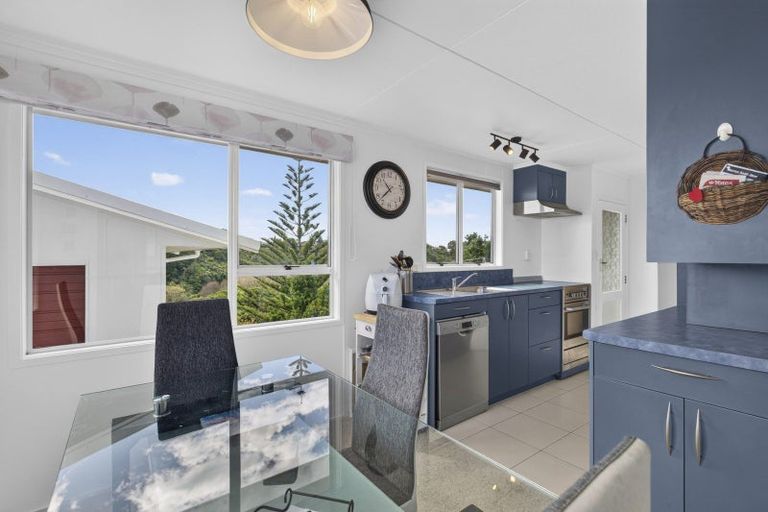 Photo of property in 100 Riversdale Drive, Merrilands, New Plymouth, 4312