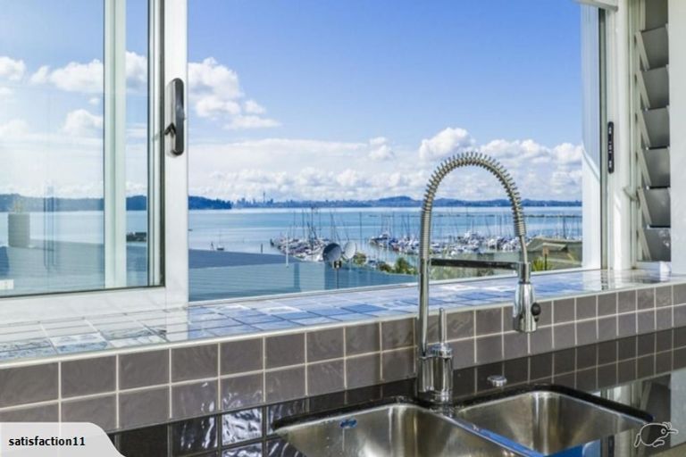 Photo of property in 15 Courtneys, West Harbour, Auckland, 0618