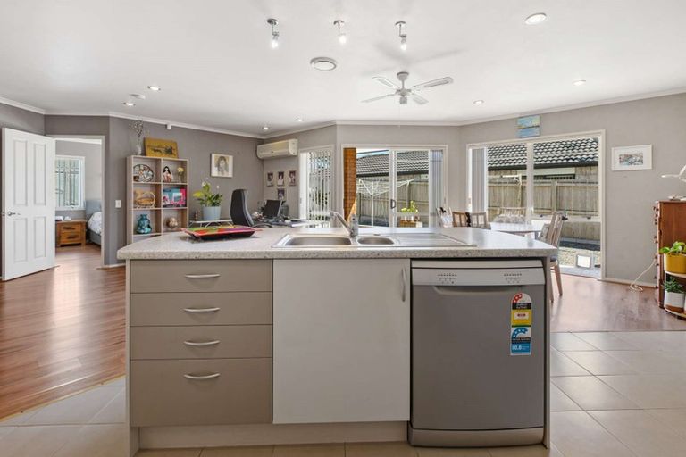 Photo of property in 20 Mandalay Place, Waiuku, 2123