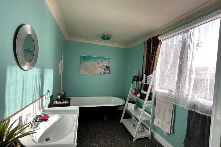 Photo of property in 196 Main Road South, Levin, 5510