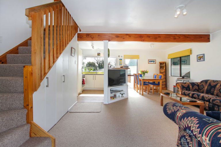 Photo of property in 2/28 Fairdale Place, Birkdale, Auckland, 0626