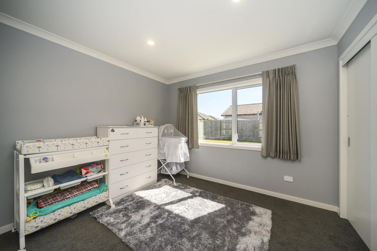 Photo of property in 126 Johnstone Drive, Fitzherbert, Palmerston North, 4410