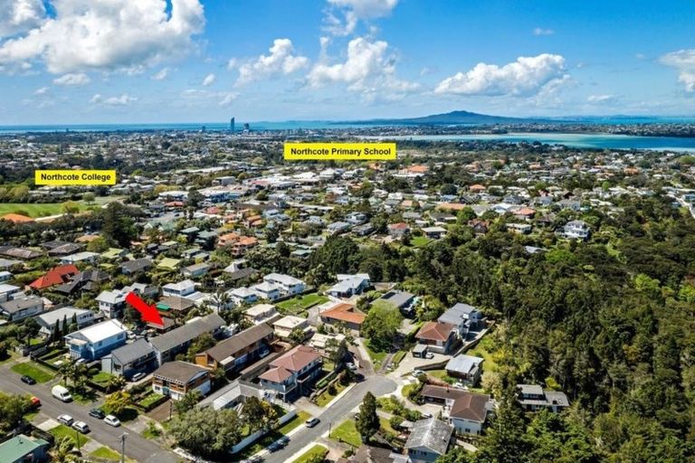 Photo of property in 2/18 Wernham Place, Northcote, Auckland, 0626