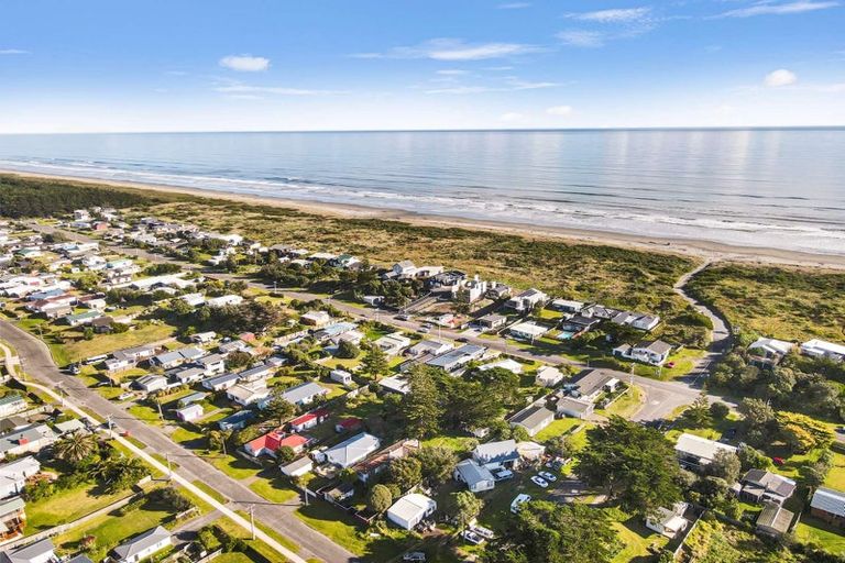 Photo of property in 60 Rua Avenue, Waitarere Beach, Levin, 5510