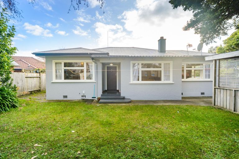 Photo of property in 5 Pahiatua Street, Hokowhitu, Palmerston North, 4410