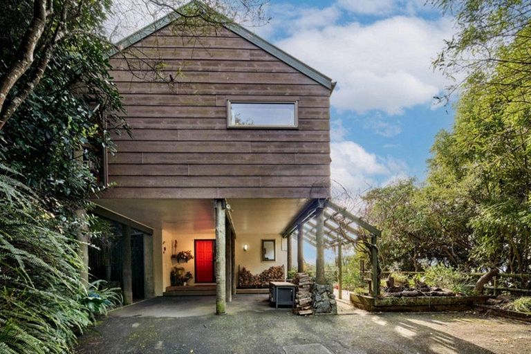 Photo of property in 9 Kenef Road, Paremata, Porirua, 5024