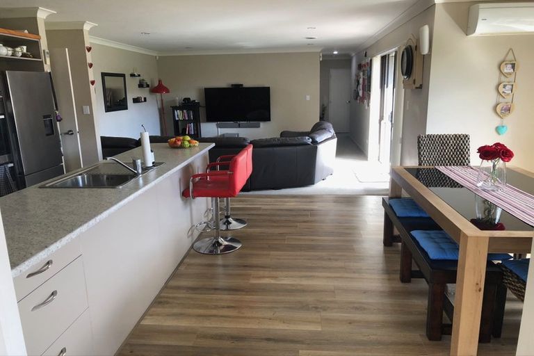 Photo of property in 20 Breaker Grove, Waiuku, 2123