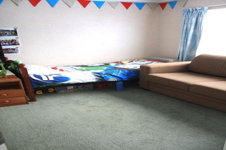 Photo of property in 1/5 Halberg Street, Glenfield, Auckland, 0629