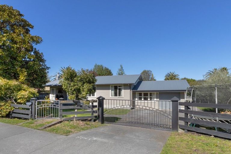 Photo of property in 16 Lucknow Road, Havelock North, 4130