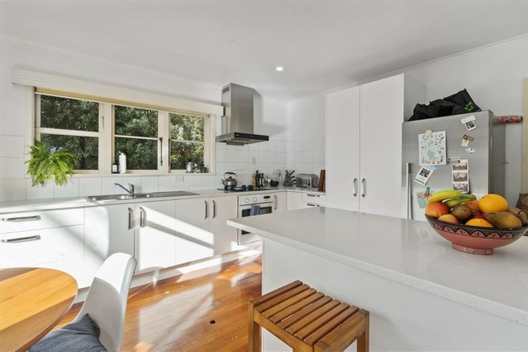 Photo of property in 9 Springbank Lane, Te Atatu Peninsula, Auckland, 0610