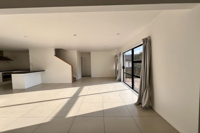 Photo of property in 8a Eske Place, Highland Park, Auckland, 2010