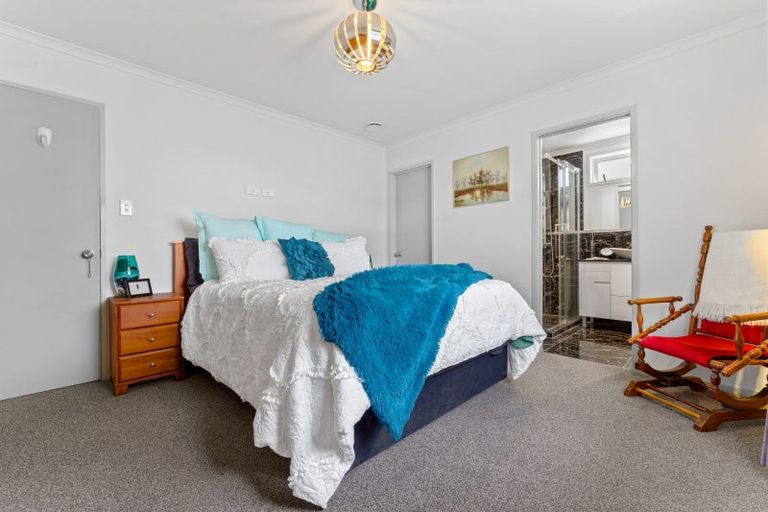 Photo of property in 12 Quo Vadis Place, Red Beach, 0932