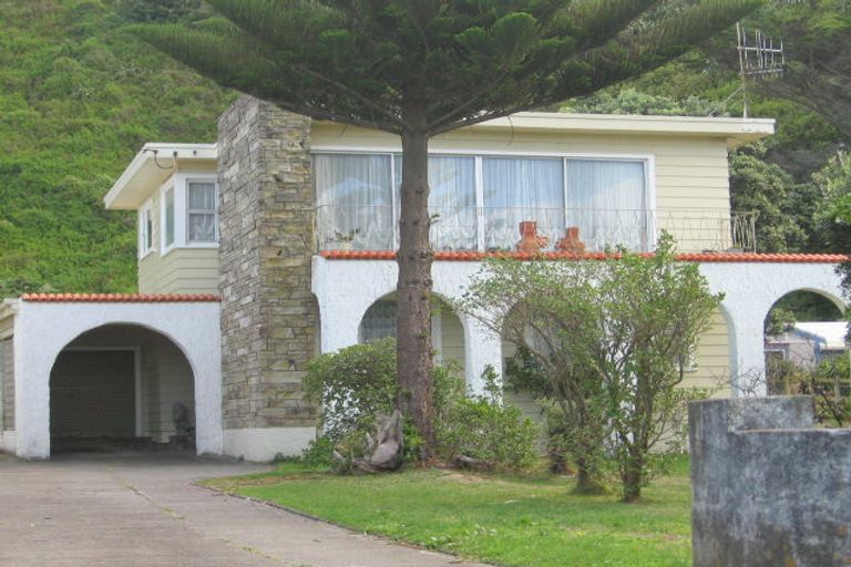 Photo of property in 185 Breaker Bay Road, Breaker Bay, Wellington, 6022