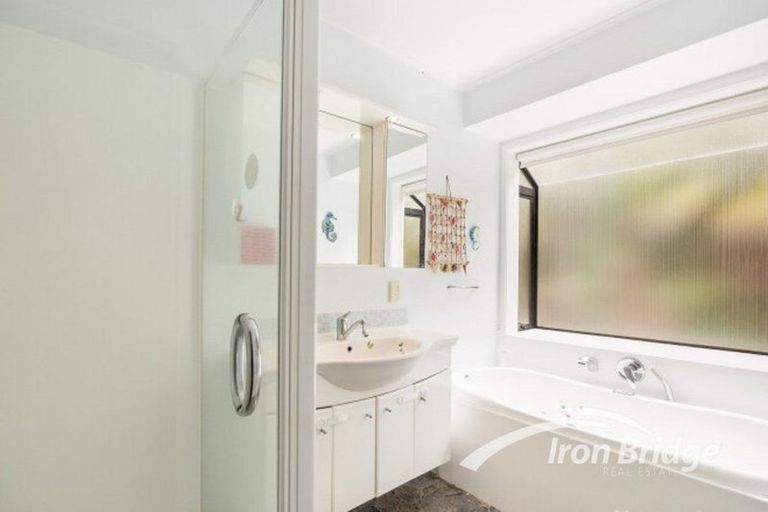 Photo of property in 2/15 Ridgewood Crescent, Birkenhead, Auckland, 0626