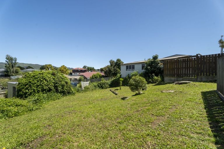 Photo of property in 35 Cornwall Crescent, Cannons Creek, Porirua, 5024